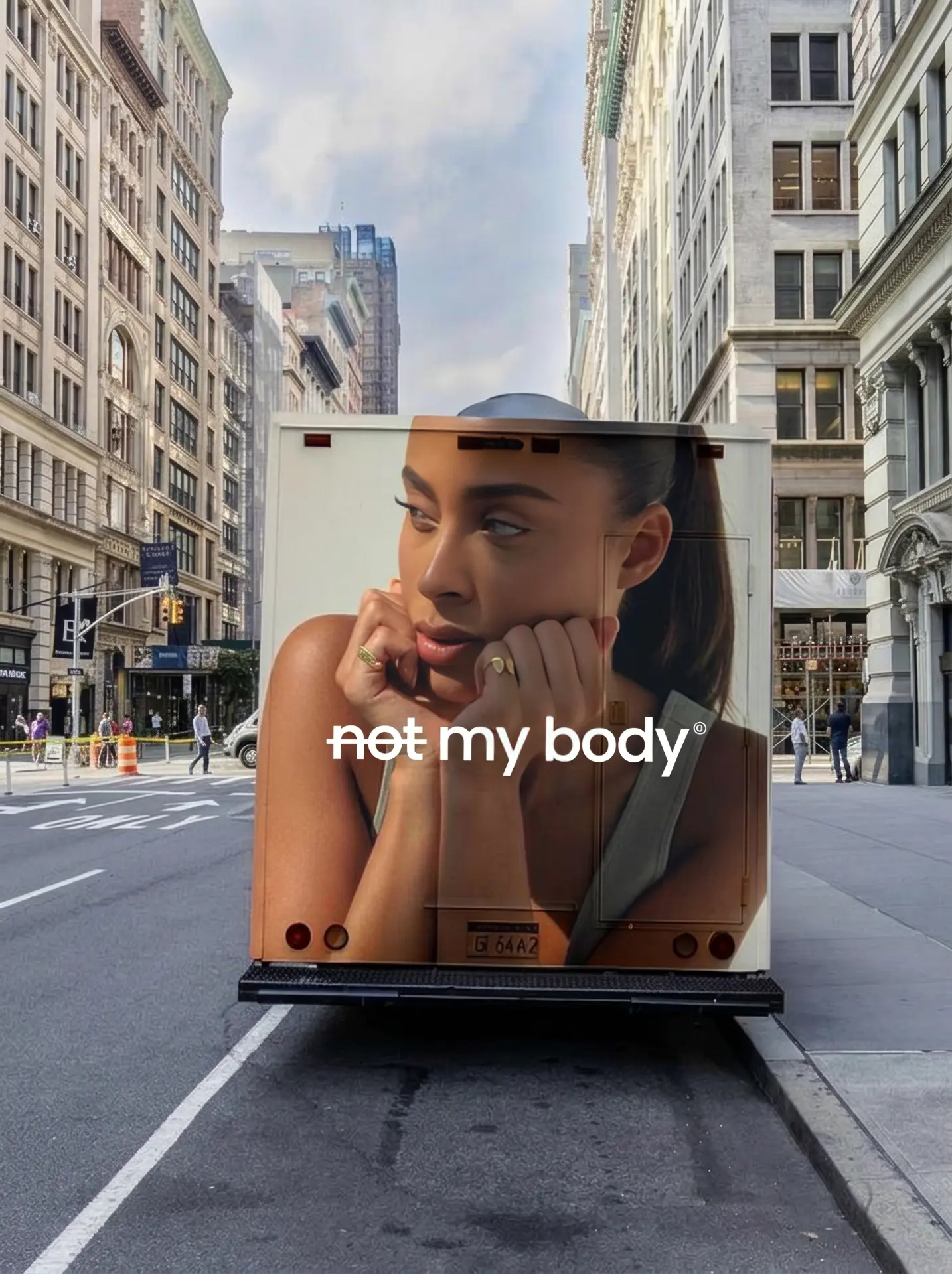 Campaña de moda aplicada a un camión en una calle urbana