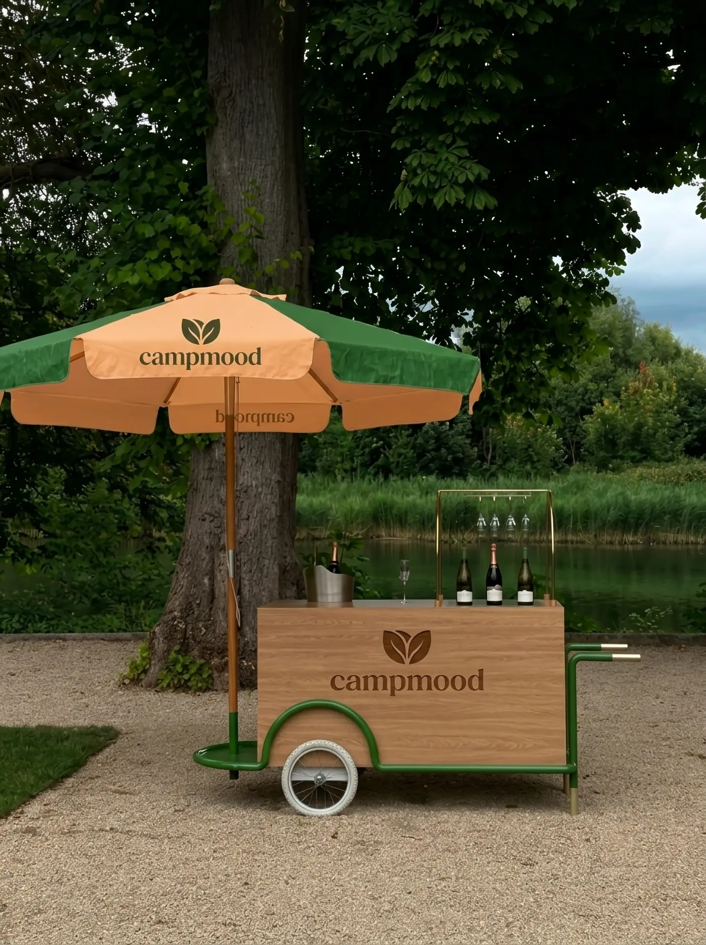 Carrito de vinos de Campmood con sombrilla de marca en un parque junto al lago